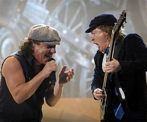 AC/DC возглавили британский хит парад