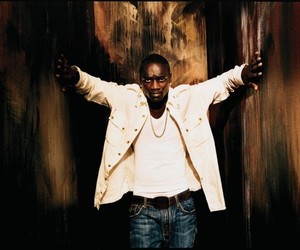 Akon не забывает добро
