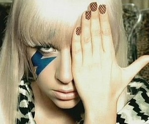Альбом Lady Gaga в четвертый раз возглавил британский хит парад