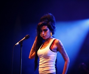 Amy Winehouse приостановила европейские гастроли на две недели