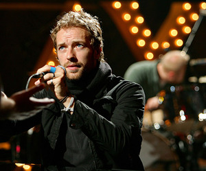 «Coldplay» стали лидерами по продажам в Великобритании среди рокеров