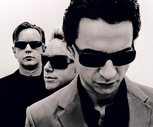 Depeche Mode снова отменяют концерты