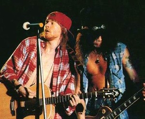Казино отказалось от непристойных постеров, рекламирующих концерты «Guns N' Roses»