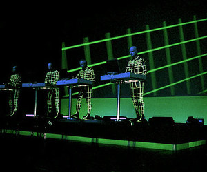 Kraftwerk выступили с велосипедистами