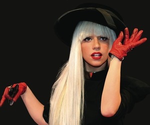 Lady Gaga упала во время своего выступления (видео)