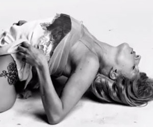 Lady GaGa в новом видеоклипе щеголяла полуобнаженной (видео)