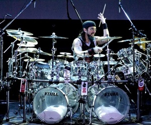 Лучшим рок барабанщиком года признан Mike Portnoy