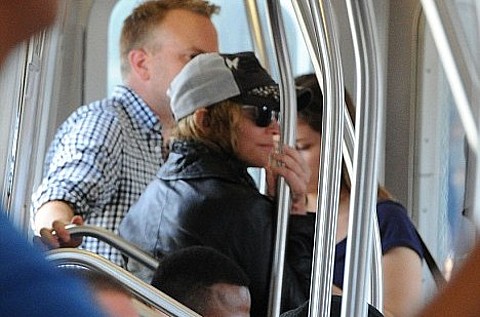 Мадонна ездит в метро (фото)