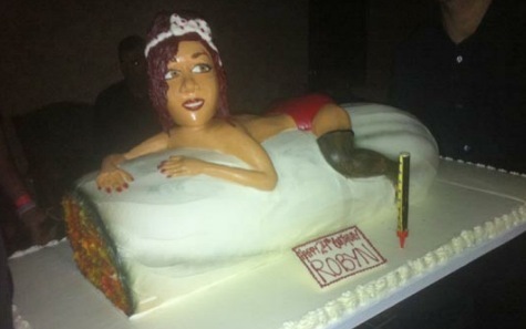 На день рождения Рианна получила в подарок торт в форме огромного косяка