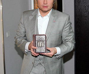 Николаю Баскову подарили уникальную Библию