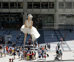 Огромная статуя легендарной Мэрилин Монро выросла в Чикаго