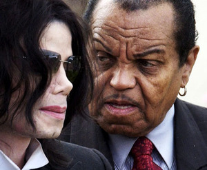 Отца Майкла Джексона госпитализировали в связи с инсультом