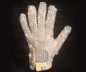 Перчатка Майкла Джексона продана на аукционе за 350 тысяч долларов