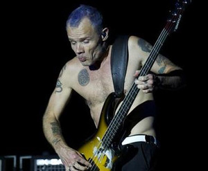 «Red Hot Chili Peppers» отметили юбилей своего бас гитариста «дворовым» концертом