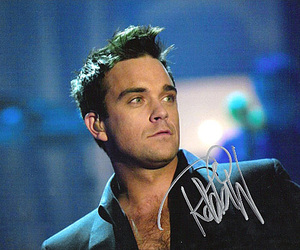 Robbie Williams издает книгу автобиографию «You Know Me»