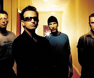 U2 забрасывают фэнов раритетами