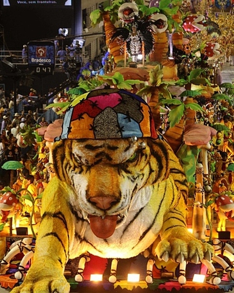 В Рио де Жанейро состоялся праздничный парад победителей карнавала (фото)