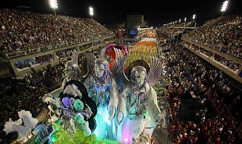 В Рио де Жанейро состоялся праздничный парад победителей карнавала (фото)