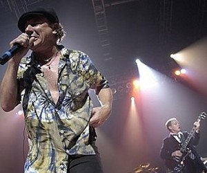 Вокалист AC/DC раскритиковал Боно за благотворительность