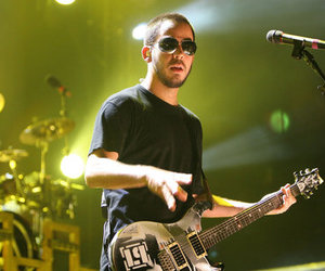 Вокалист Linkin Park помогает пострадавшим от землетрясения в Японии