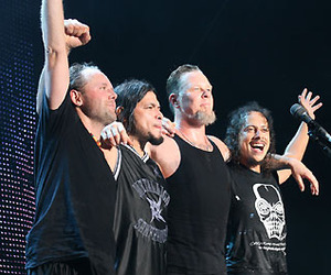 Возмущенные отменой концерта фаны «Metallica» в Дели разгромили стадион