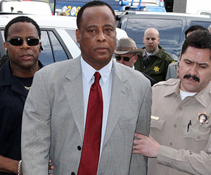 Врача Майкла Джексона признали виновным в непредумышленном убийстве (фото)